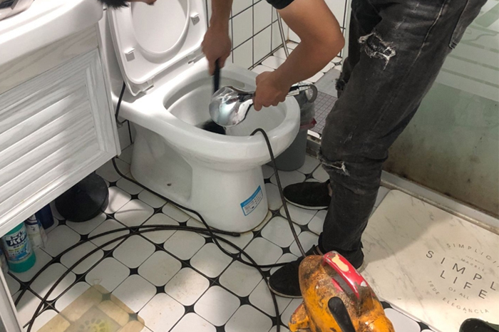 南城街道疏通下水道