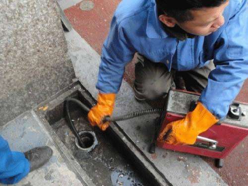 南城街道疏通下水道