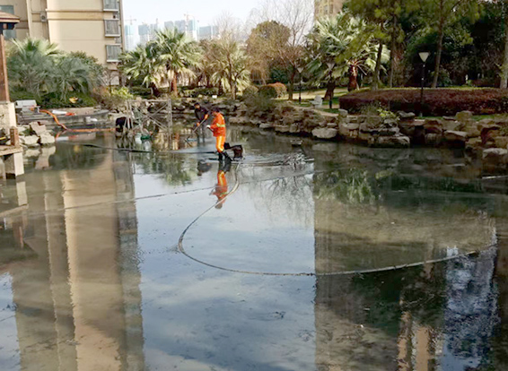 南城街道景观池淤泥清理