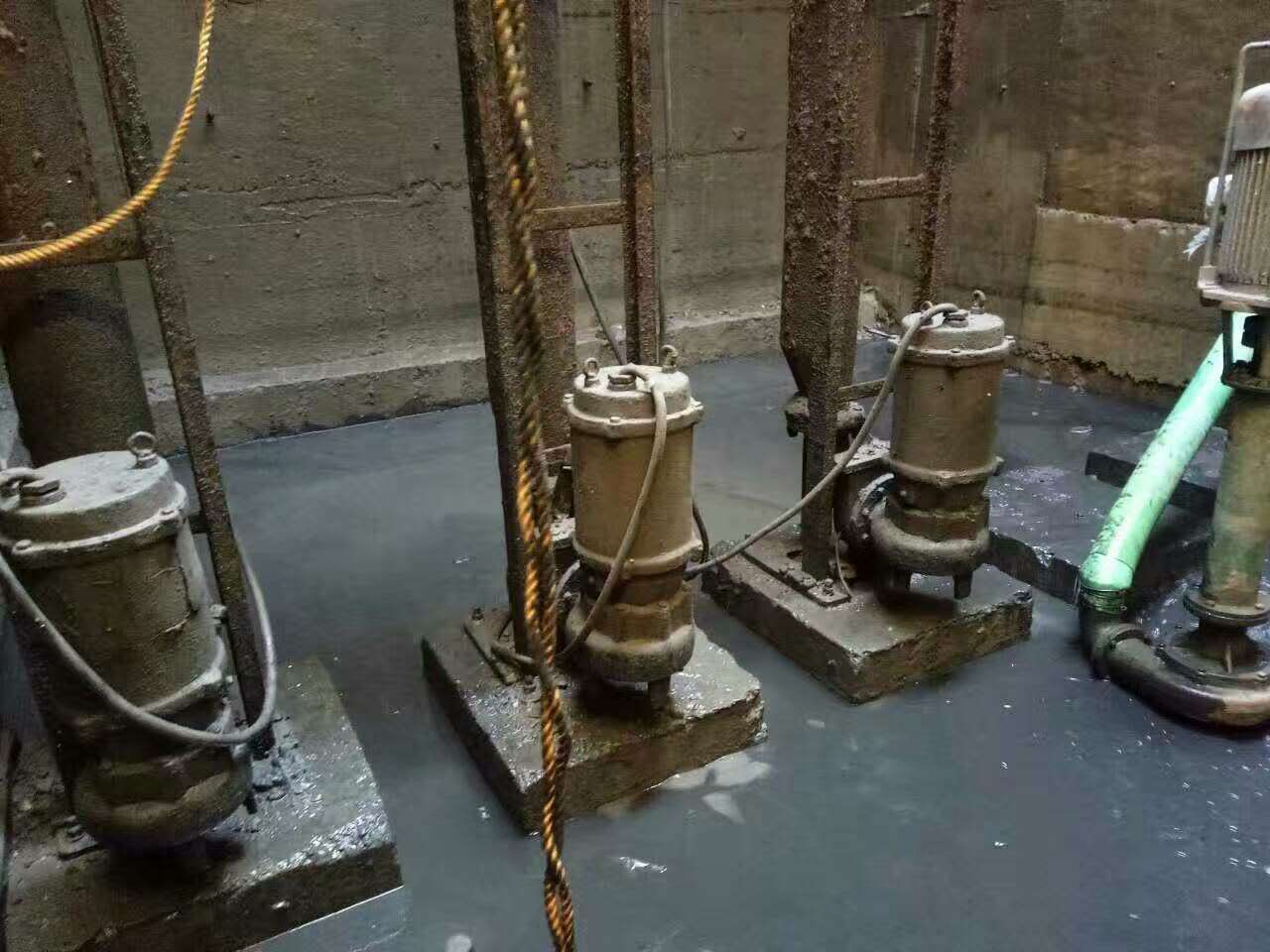 南城街道污水池清理