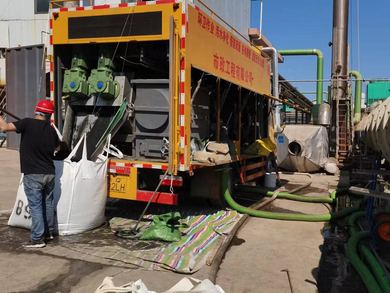 南城街道淤泥压干处理