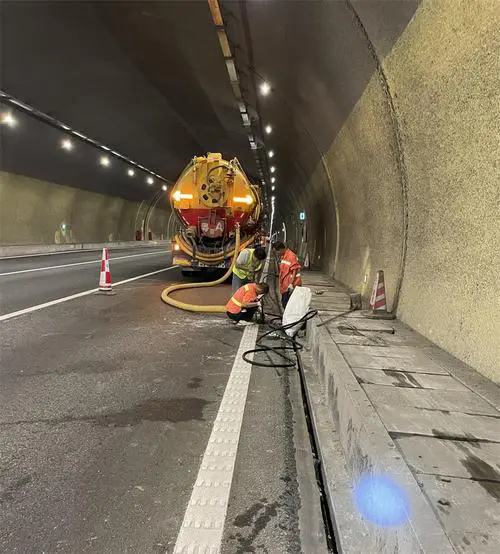 南城街道隧道排水渠清淤